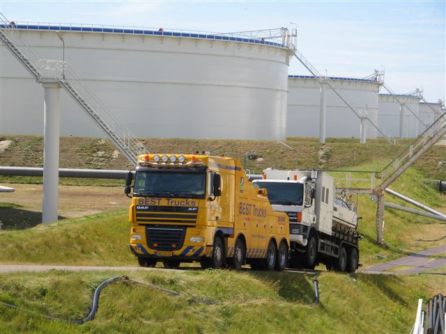 Zware bergingsvoertuigen in actie............