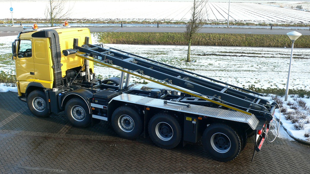 Nieuwe container installatie op 5 assige volvo truck.