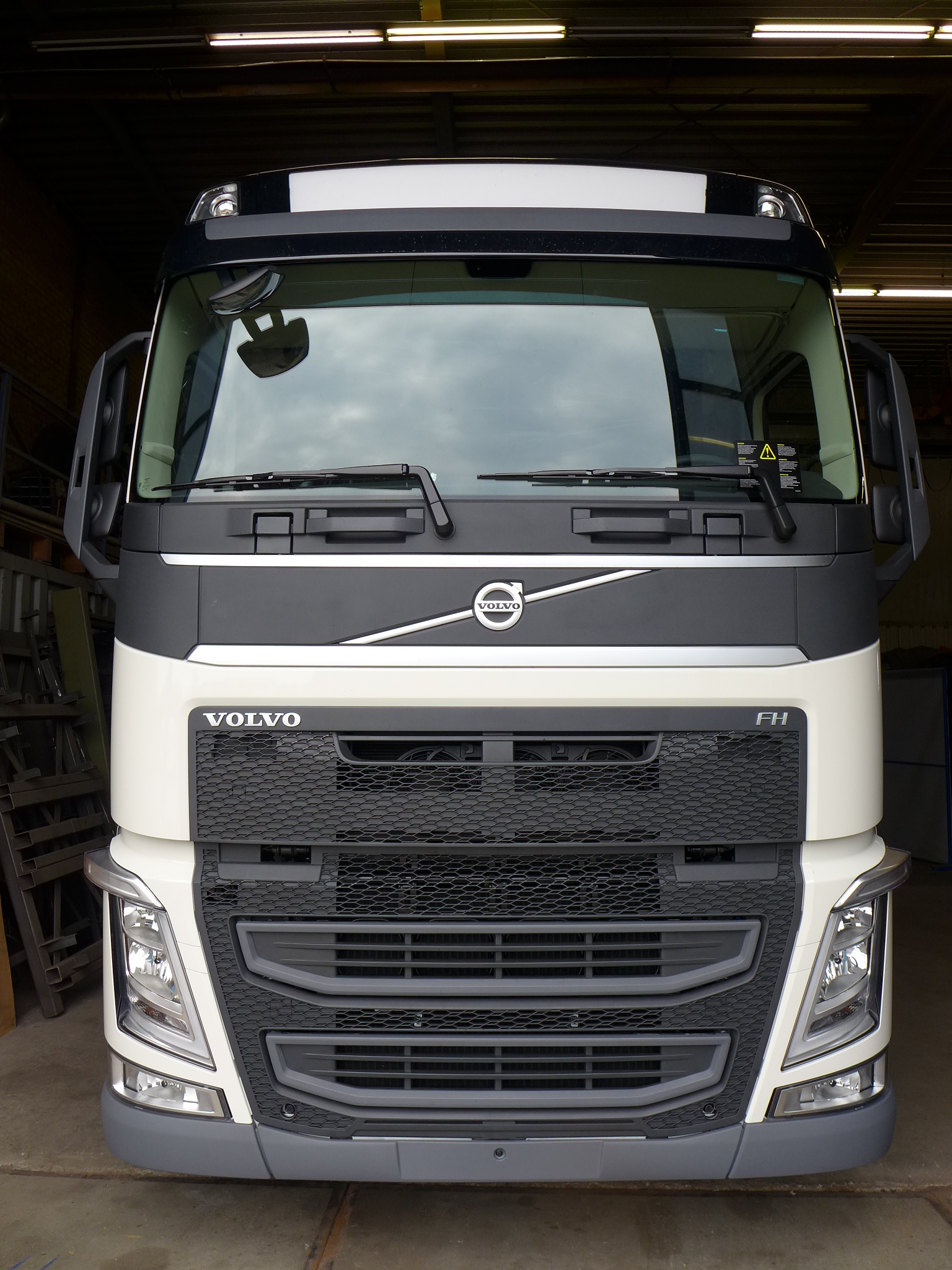 Nieuwe Volvo trucks rollen binnen bij Ligthart Schagerbrug..