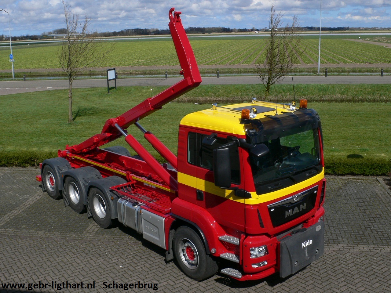 Nieuwe VDL haakarm installatie gereed voor gebruik.............