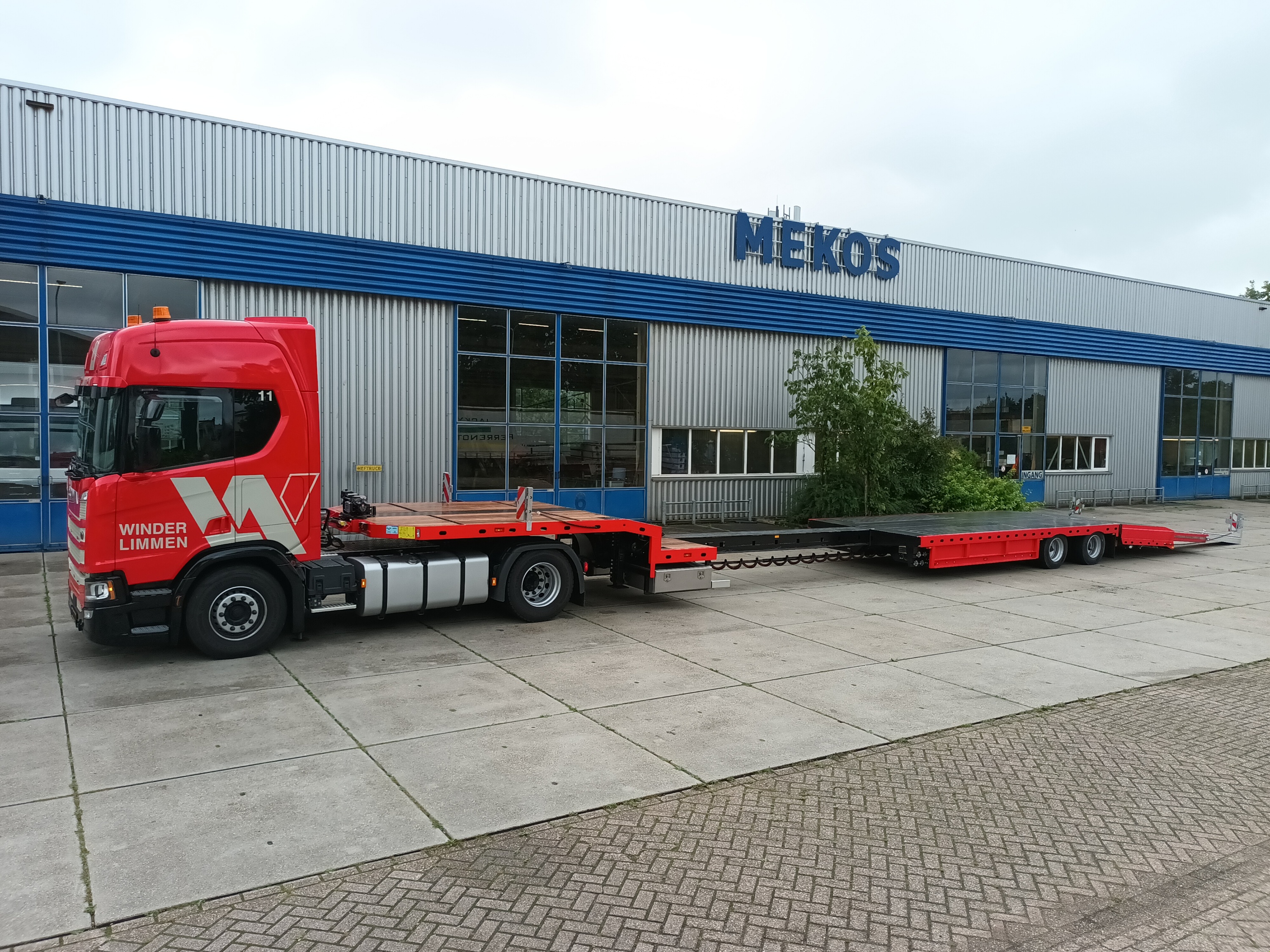 3 assige starre uitschuiftrailer omgebouwd naar 2 assige elektrisch gestuurde uitschuiftrailer